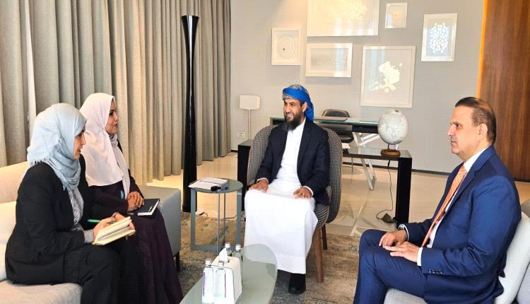 المحرّمي يؤكد على تمكين المرأة وتعزيز العدالة في الدولة