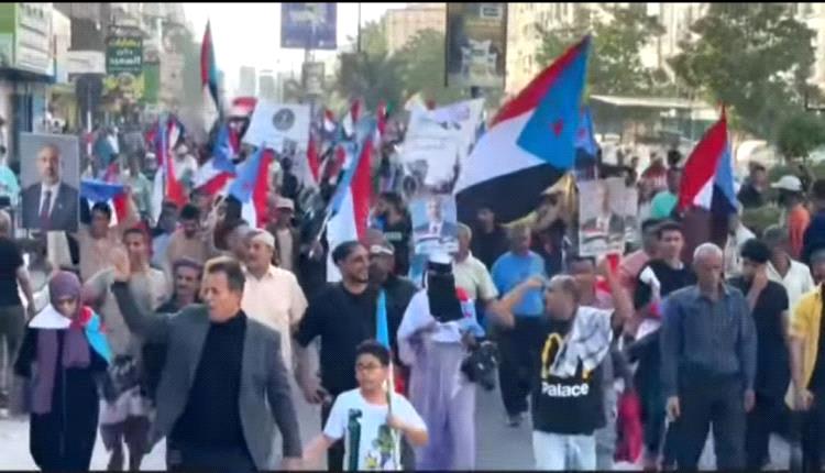 عدن تشهد مسيرة حاشدة دعماً للمجلس الانتقالي والتضامن مع شبوة وحضرموت
