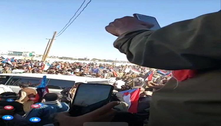 قوات أمنية تطلق النار على المتظاهرين في عتق