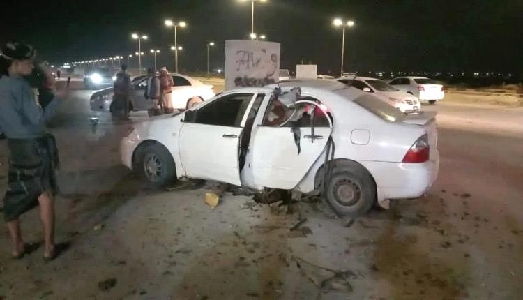 عاجل ..قذيفة صاروخية من طائرة مسيّرة تستهدف سيارة في كورنيش الغيضة