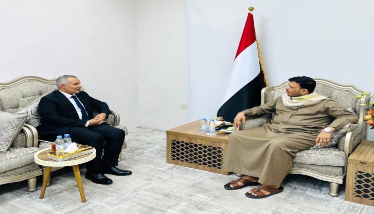 العليمي واليافعي يبحثان أولويات الحكومة.. الرواتب والاستقرار والإصلاح المؤسسي