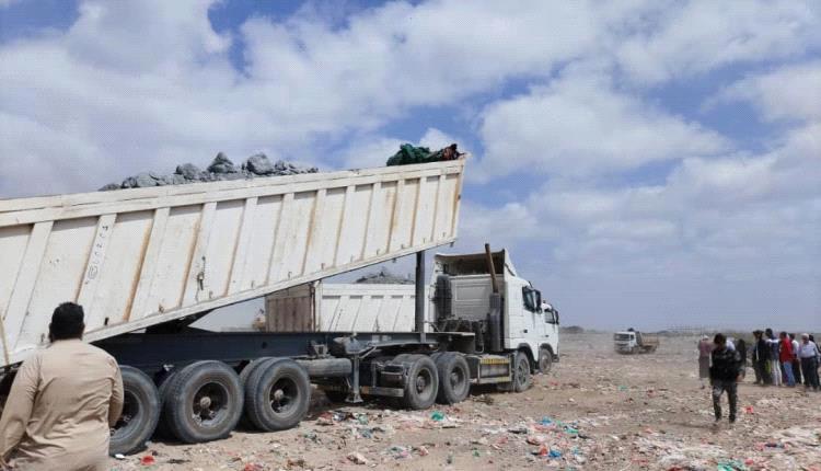 عدن تتخلص من 300 طن من الكلنكر التالف لضمان سلامة البناء والمستهلك