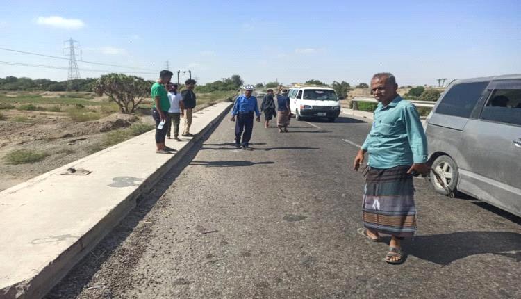 حادث مروع على جسر الحسيني بلحج يُصيب امرأة وطفلها بعد سقوطهما من أعلى الجسر