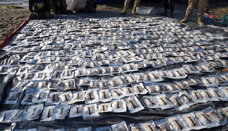 قوات العمالقة تضبط 450 ألف قرص كبتاجون وطاقم تهريب قبالة باب المندب
