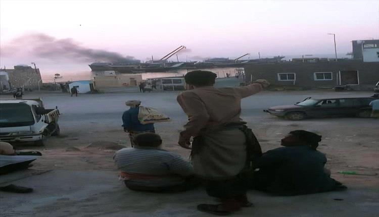 اندلاع حريق في سفينة شحن بميناء سقطرى واستنفار لإخماده