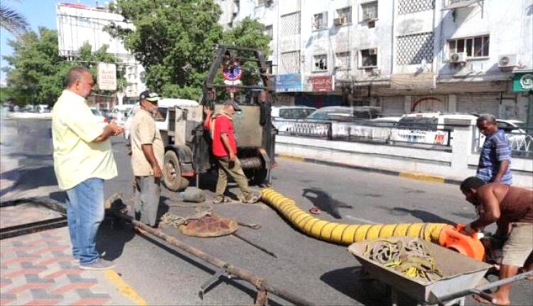 حملة طارئة لإصلاح شبكات الصرف الصحي في عدد من المديريات بالعاصمة عدن