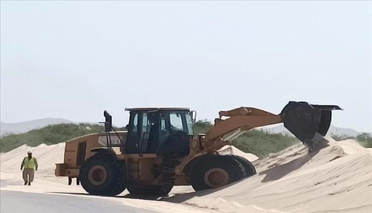 رضوم تشيد بتدخل عاجل لشركة الغاز لتأمين الطريق الدولي من الزحف الرملي