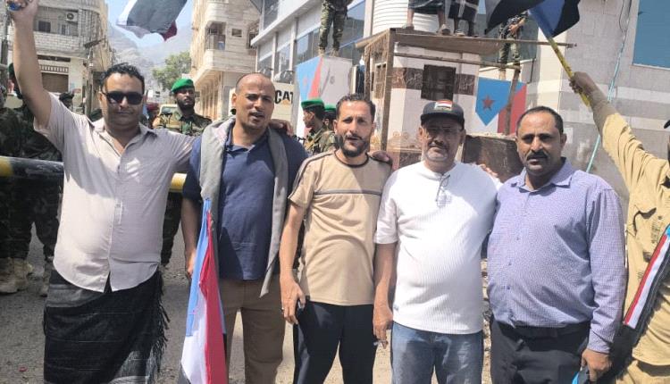 أمام بوابة معاشيق.. وقفة جماهيرية ترفض وزراء حكومة الاحتلال في عدن