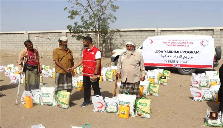 الهلال التركي يخفف معاناة اليمنيين بـ 500 سلة غذائية وألف إفطار في عدن ولحج