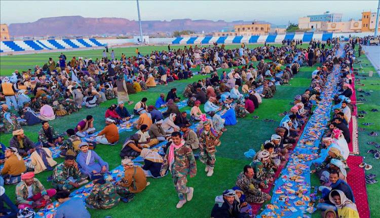 شبوة تحتفي بأطول مائدة إفطار صائم بدعم التحالف العربي