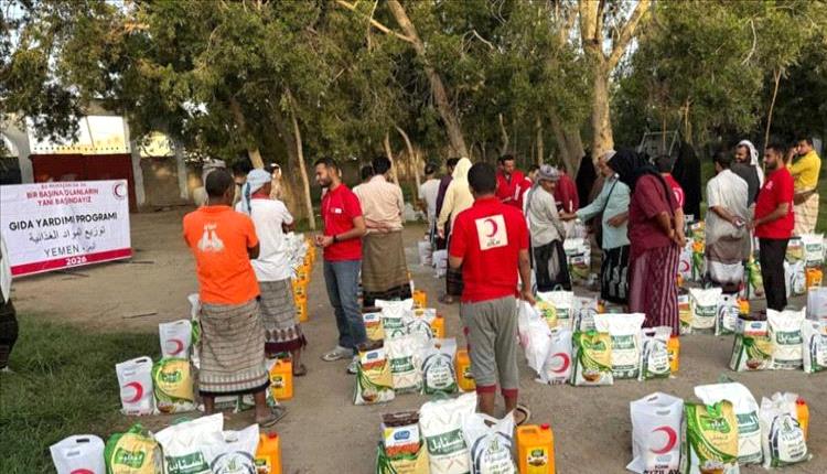 الهلال الأحمر التركي يخفف معاناة الأسر العدنية بـ180 سلة غذائية