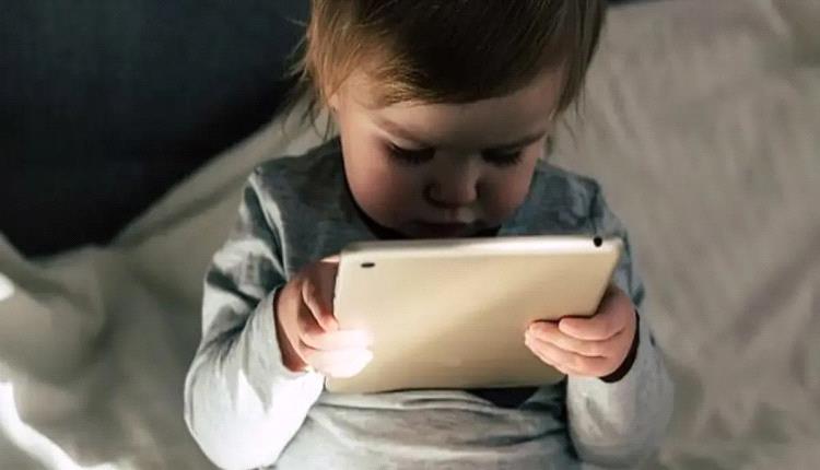 الإفراط في الشاشات قبل سنتين يبطئ دماغ الطفل ويزيد القلق لاحقاً