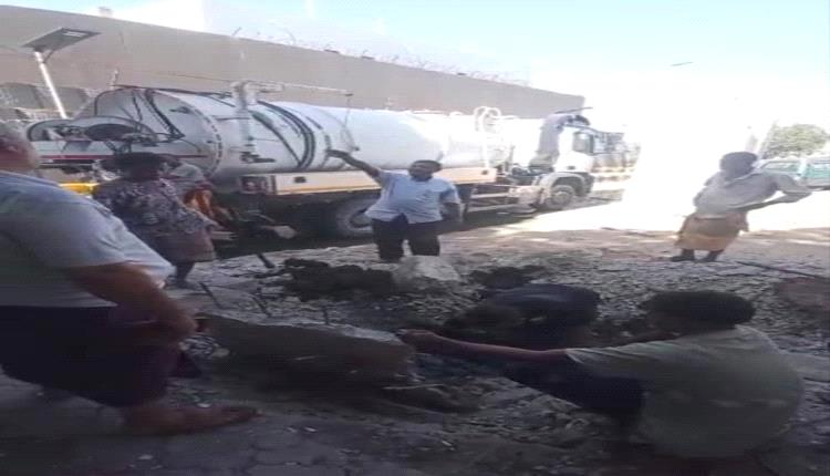 مياه عدن تتحرك ميدانيًا.. حملة لفتح انسدادات الصرف بحي السفارات في خور مكسر