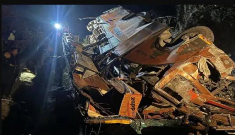 مأساة جديدة في نيبال.. 19 قتيلًا في حادث حافلة على طريق جبلي