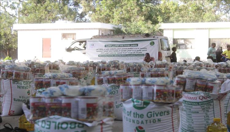 البركة ووقف الواقفين يدعمان المعلمين بسلال رمضانية في خنف