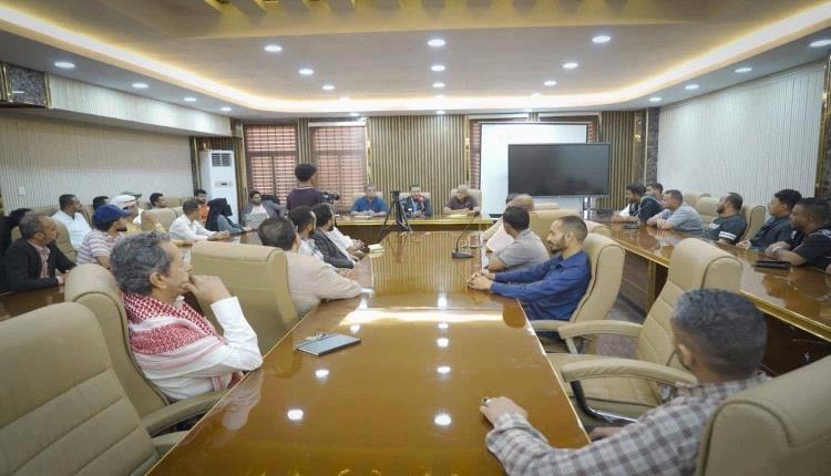 محافظ عدن في لقاء مفتوح مع الإعلاميين: دعوة للتكاتف والصبر من أجل المدينة