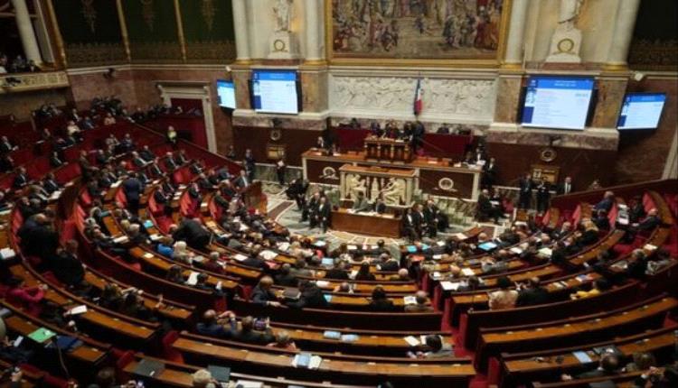 فرنسا تتفادى أزمة سياسية.. الحكومة تنجو من حجب الثقة