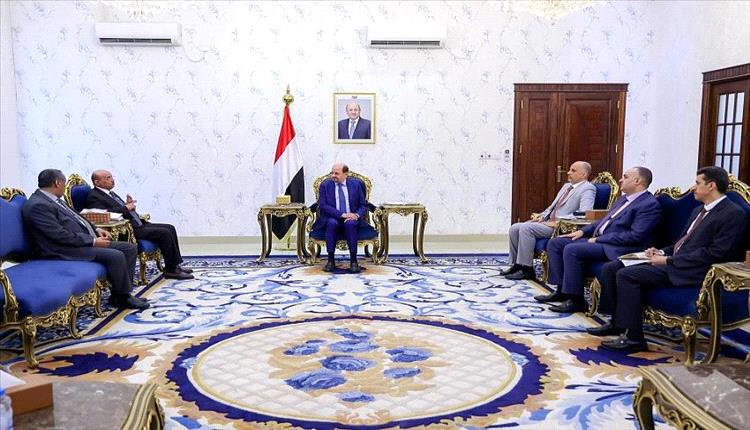 رئيس الوزراء يوجه بالبدء بتسليم مرتبات موظفي الدولة المدنيين والعسكريين بشكل
