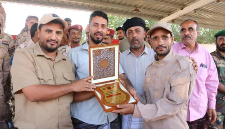 قيادة اللواء الخامس تكرم قائد كتيبة الموت وعدد من الأفراد
