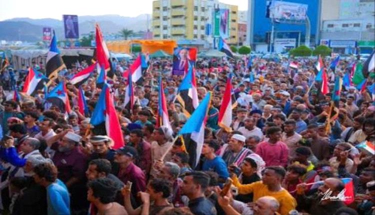 أسرة جنوبية تتكفل بأكثر من 3 آلاف وجبة إفطار للقادمين إلى مليونية «الثبات والقرار» بعدن
