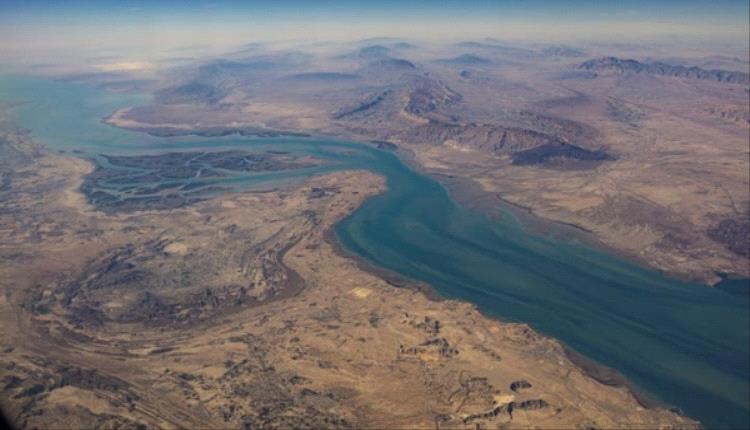 ابو ظبي: شركات نفط وتجارة تعلق الشحن عبر مضيق هرمز