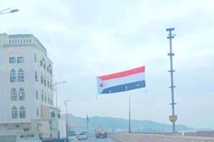 أعلام الجنوب تزين شوارع المكلا استعدادا لانتفاضة شعبية ترفض قوات الاحتلال اليمني