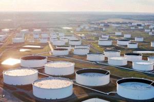 صدمة وفرة: طفرة المخزون الأمريكي تكبح صعود النفط