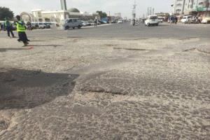 لحج.. طرق رئيسية متهالكة بحاجة إلى إعادة تأهيل