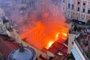 نابولي تفقد أيقونتها الثقافية: حريق يدمّر مسرح سانازارو التاريخي