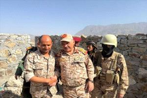 قائد محور تعز يتفقد الخطوط الأمامية ويثني على صمود المقاتلين