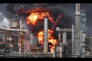 حريق ضخم يشتعل في مصفاة نفط كوبية بميناء هافانا