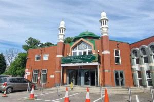 الشرطة البريطانية تسيطر على حادث مسجد مانشستر وتعتقل مهاجماً