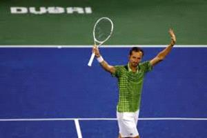 ميدفيديف على أعتاب إنجاز تاريخي في دبي.. وخريكسبور العقبة الأخيرة