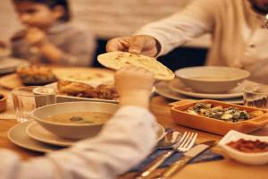 تحذير صحي من عادات خاطئة عند الإفطار بعد الصيام