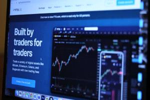 إيرانيون يختلسون 1.7 مليار دولار من "بينانس" ويحوّلونها إلى كيانات إرهابية