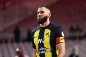 بنزيما يطوي صفحة الاتحاد برسالة وداع بعد انتقاله للهلال