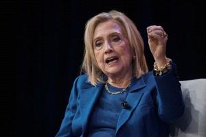 هيلاري كلينتون تهاجم موقف دونالد ترامب من أوكرانيا وتصفه بـ«المخزي