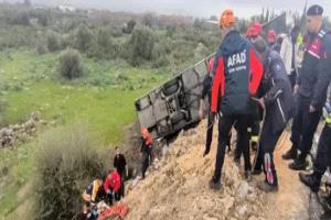 مصرع 5 وإصابة آخرين بانقلاب حافلة سياحية في تركيا