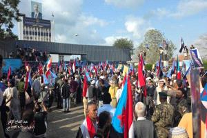 عدن.. حشود شعبية تحمي مقر الجمعية الوطنية وتؤكد صلابة الجنوب