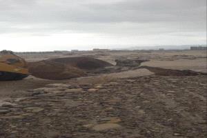 مكتب الأشغال بخورمكسر ينفّذ حملة لإزالة تعديات على أرض مخصصة لحديقة عامة بالعريش