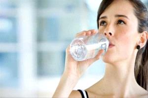 رشّة ملح تصنع الفارق: سرّ ترطيب أعمق للجسم