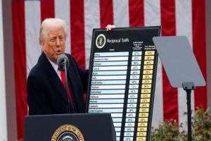 ترمب يرد بالحد الأقصى: رسوم جمركية "أقوى وأقسى" بعد تحدّي المحكمة العليا