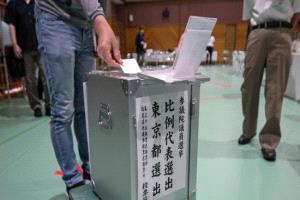 اليابان تصوّت مبكرًا… وترقّب لترسيخ هيمنة الحزب الحاكم