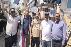 أمام بوابة معاشيق.. وقفة جماهيرية ترفض وزراء حكومة الاحتلال في عدن