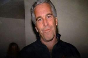 إبستين.. لقطات جديدة تعيد الجدل حول “انتحاره” داخل زنزانته