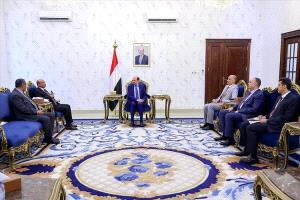 رئيس الوزراء يوجه بالبدء بتسليم مرتبات موظفي الدولة المدنيين والعسكريين بشكل
