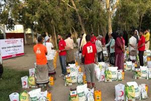 الهلال الأحمر التركي يخفف معاناة الأسر العدنية بـ180 سلة غذائية