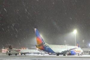 سبب الثلوج.. فرنسا تطالب شركات الطيران بتقليص رحلاتها