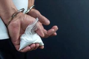 أمن شبوة يُسقط متهماً خطيراً في عتق متلبساً بترويج المخدرات