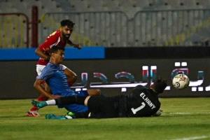 الأهلي يصعد إلى الصدارة بفوز قاتل على سموحة